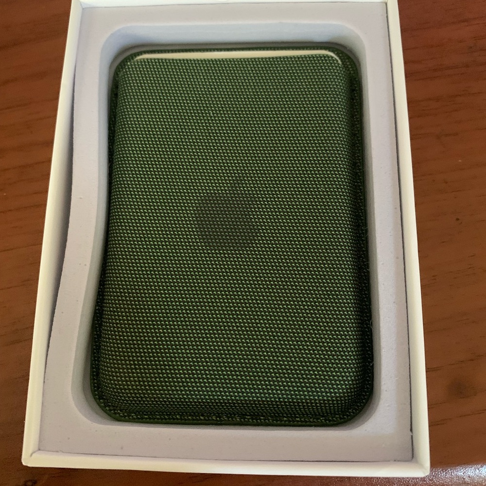 Green Textured MagSafe wallet for iPhone